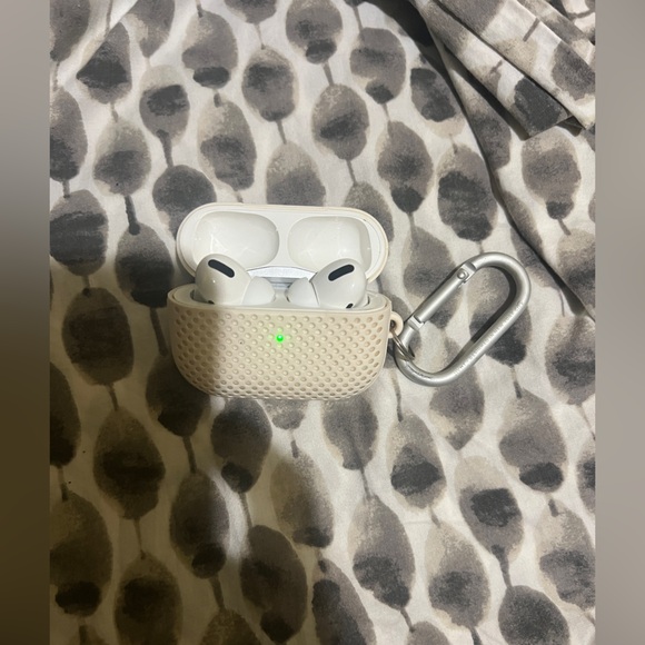 Apple AirPods Pro (1st Generation) with MagSafe Charging Case - Picture 6 of 7
